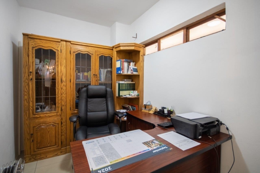 5 Bedroom Property for Sale in Birdwood Estate North West